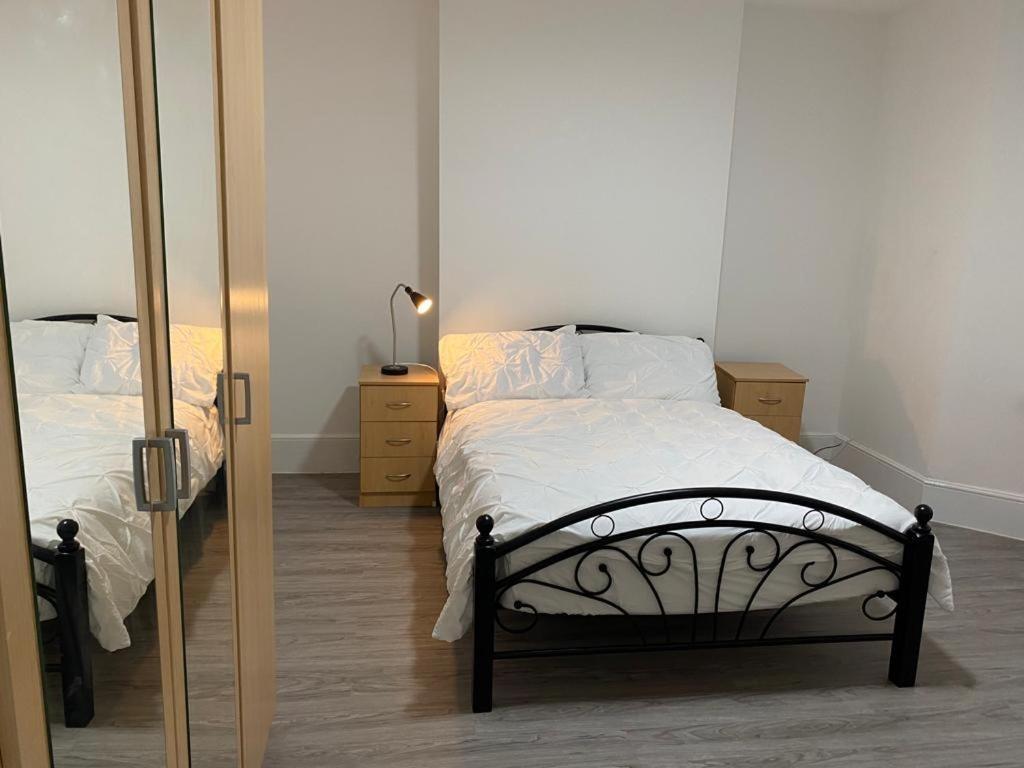 Appartamento London Flat With Garden Catford Esterno foto